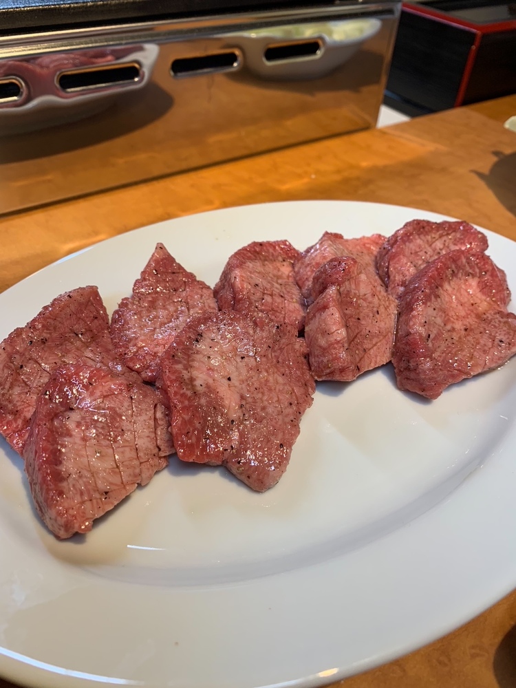 厚切りのタンはジューシーで絶品