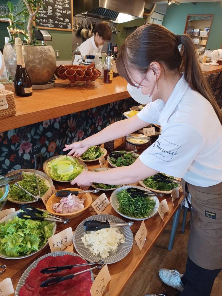 ランチタイムはビュッフェスタイルで