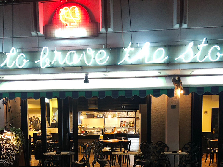 夜はネオンが輝いて更におしゃれに♪