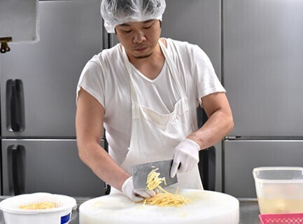 中華包丁と中華鍋でなんでも作れる料理人に