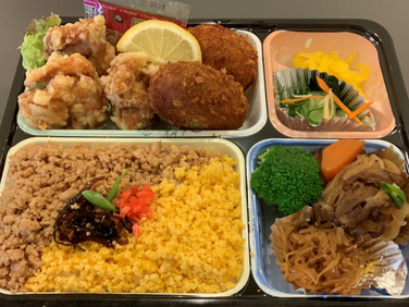 お弁当やオードブルのテイクアウト販売あり