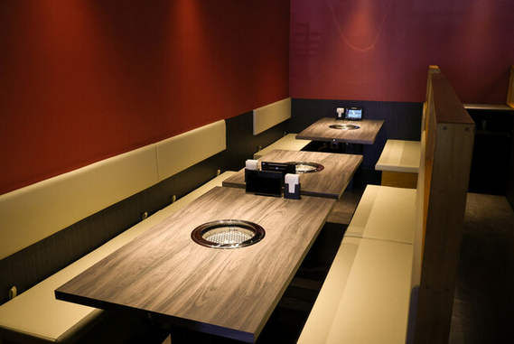 広々としたボックス席に快適無煙ロースター