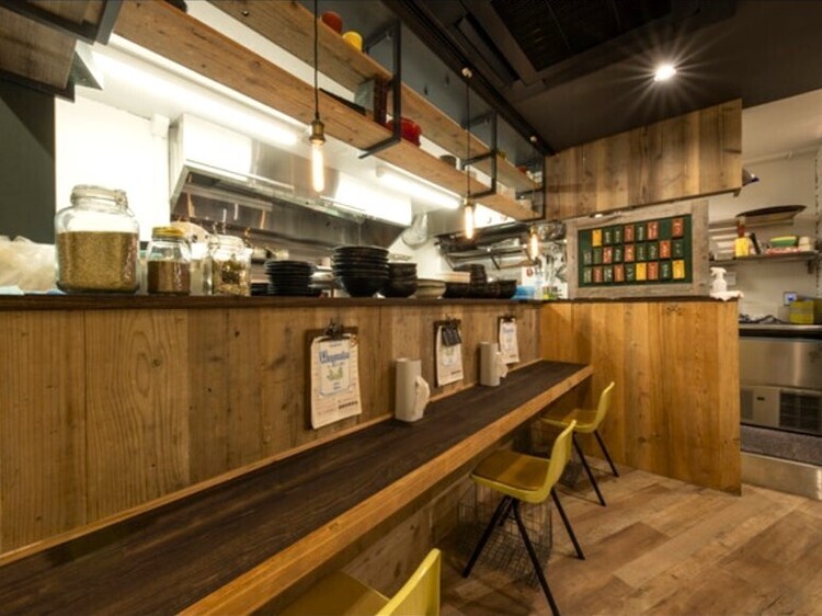 ナチュラルなウッディー感覚の店内☆