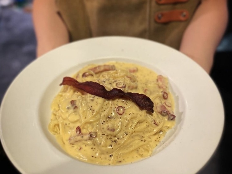 定番メニューの"悪魔のカルボナーラ"