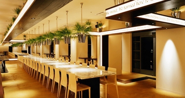 昼と夜とで雰囲気がガラリと変わります