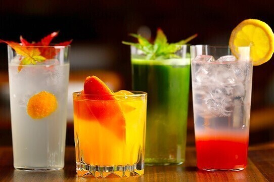 彩豊かなカクテルも楽しめます