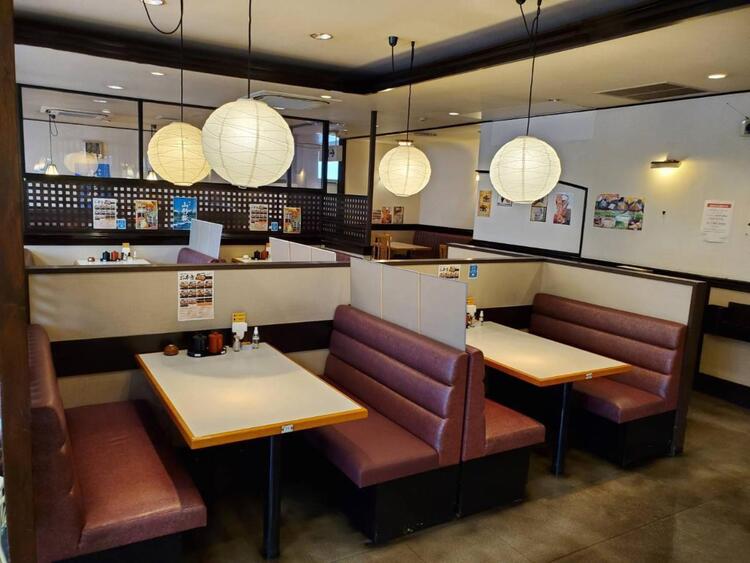 お酒より食事がメイン。落ち着いた空間