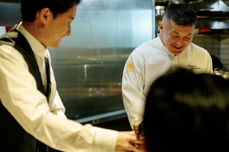 オープンキッチンで迫力ある腕を披露