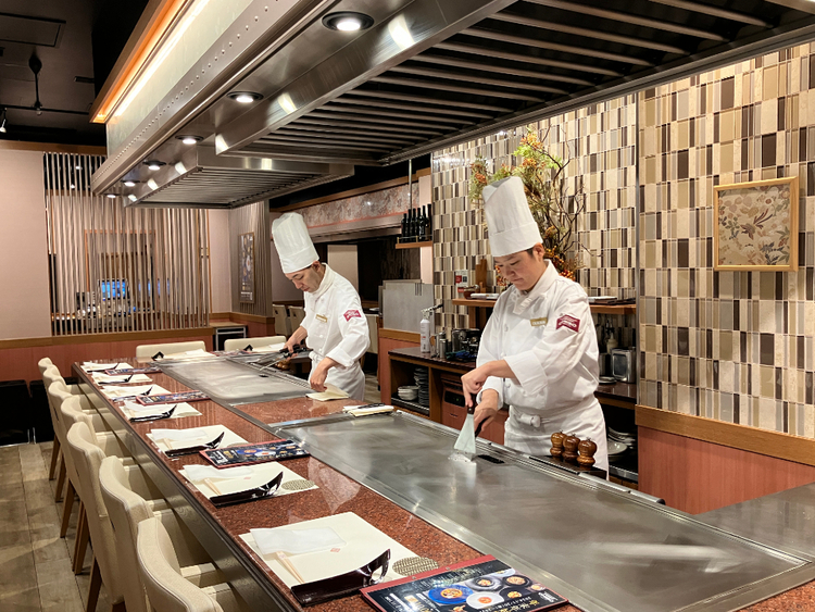 目の前の鉄板で、感動を焼き上げる。