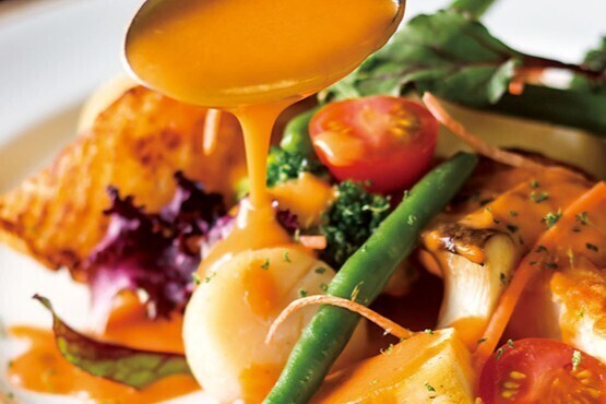 立体的でアートのように彩り鮮やかな一皿