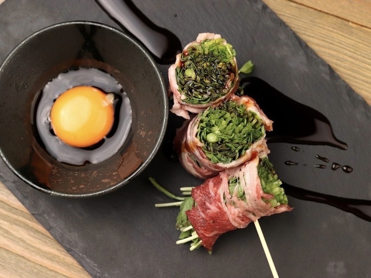 自慢の肉野菜巻き串がおすすめ！