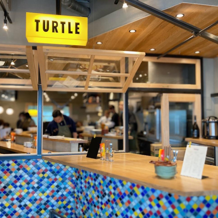 店内はデザイナーの手掛けるおしゃれ空間