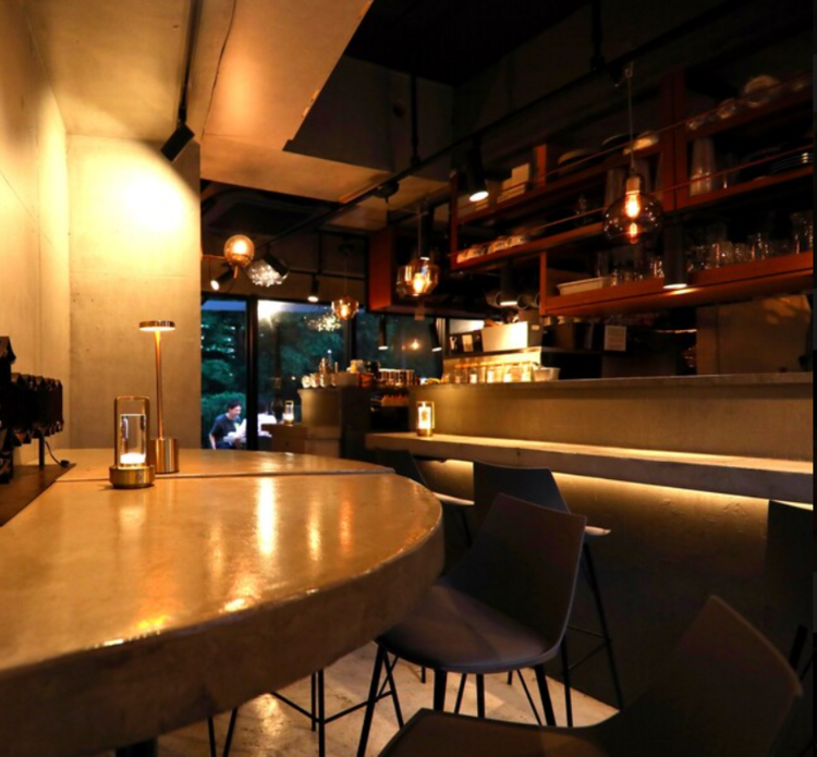 昼とは違う顔のスタイリッシュな夜の店内