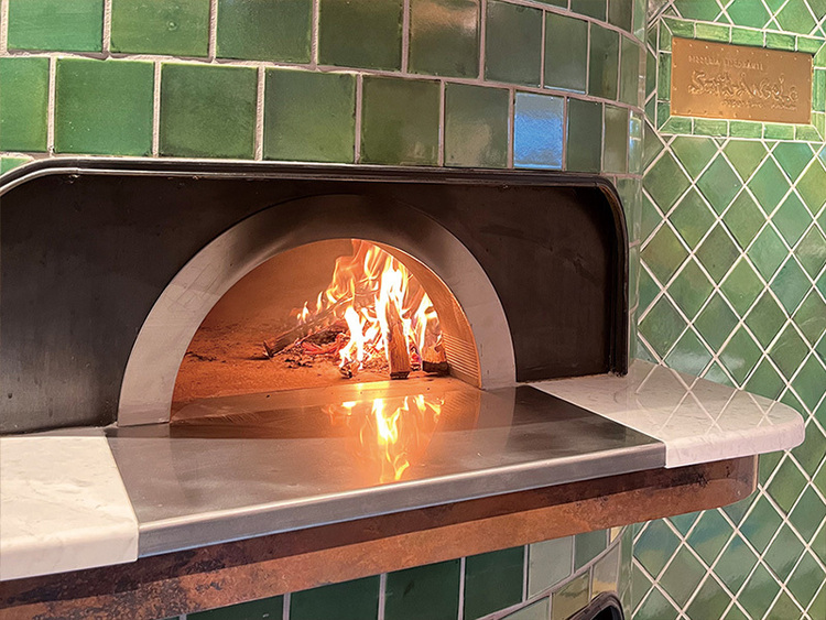 西日本で初めて石窯を導入(現在は2代目)