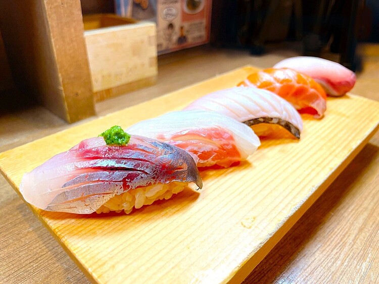 一貫ずつ気軽に味わう、粋な立喰い寿司。