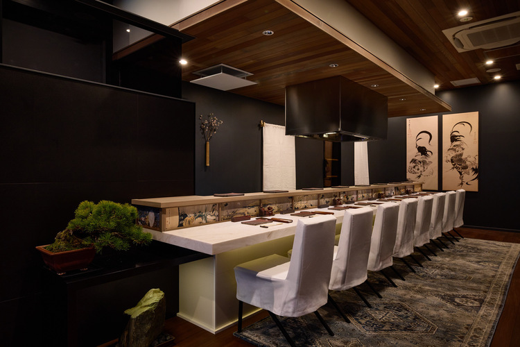 コースをゆっくり味わえるシックな店内