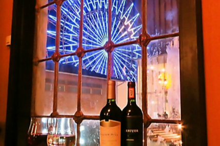 観覧車を一望。夜はロマンチックな雰囲気に