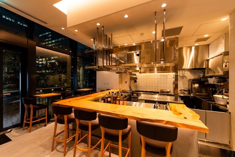 木目調の店内は落ち着いた食事が可能です！