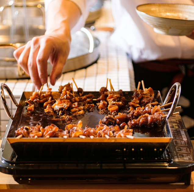 人気メニューの「牛すじ串の煮込み」