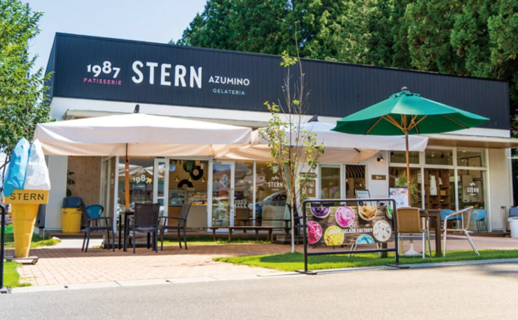 花と緑に囲まれた、安曇野の素敵なお店です