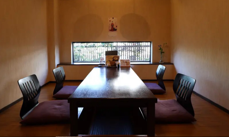 店内は落ち着いた雰囲気の和の空間