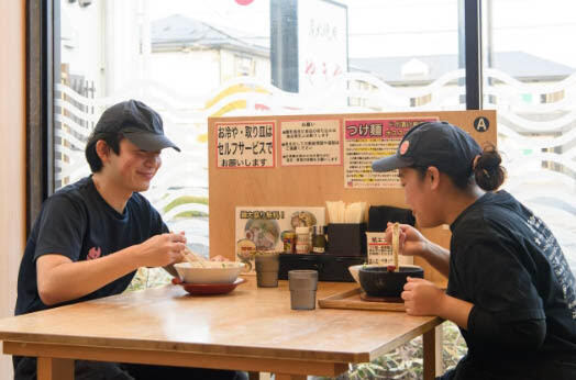 仲間と食べる賄いは、やっぱり格別です。