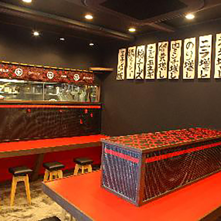 店内はカウンターのみ