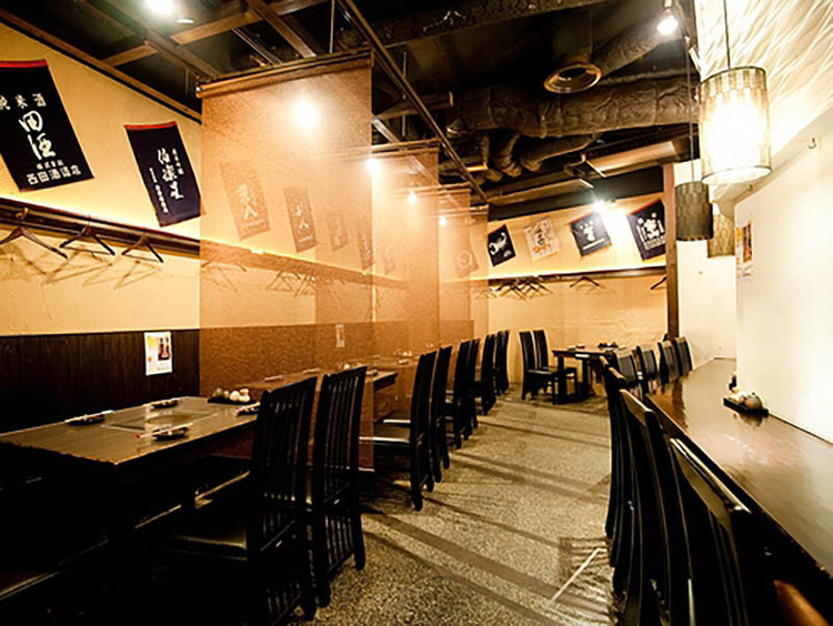 和の雰囲気が感じられるシックな店内