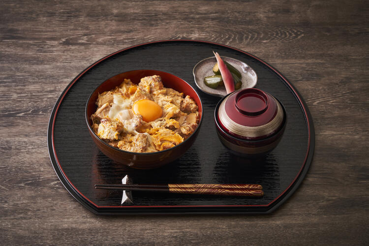 地鶏を使った親子丼など、とり料理をご提供