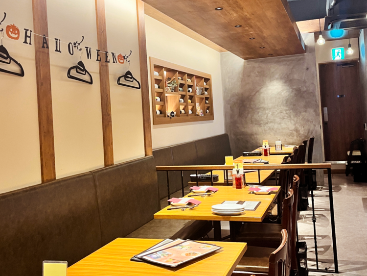 ウッド調であしらった店内