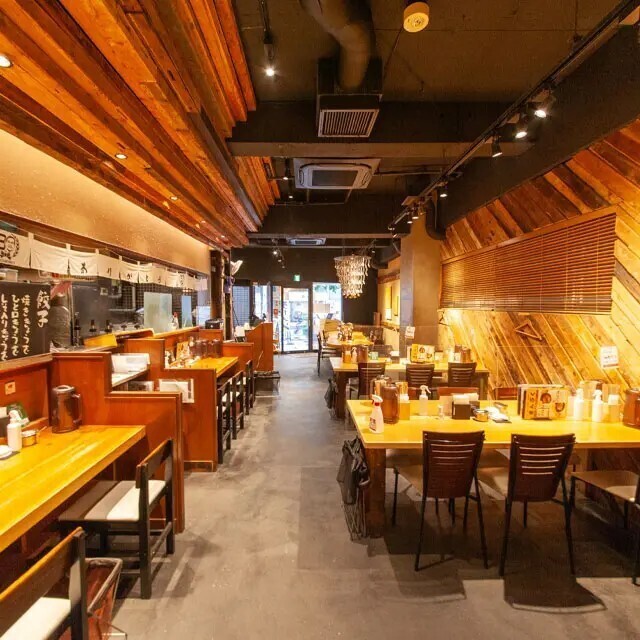 高い天井と広い店内による解放感