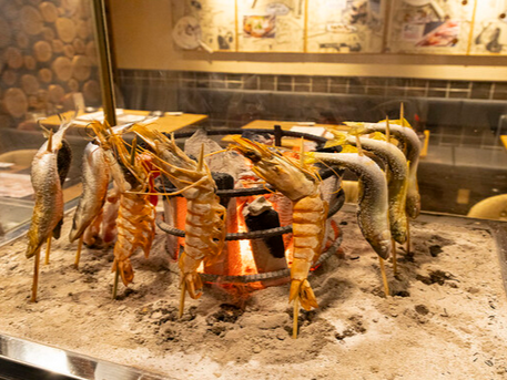 炎を操る仕事。五感を揺さぶる藁焼・炉端焼