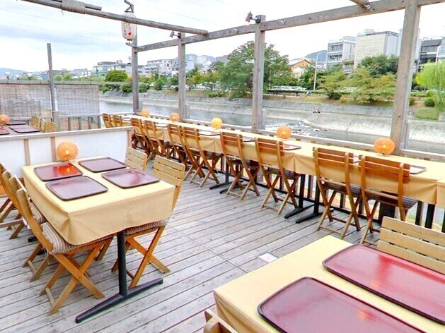 川床のある寿司店は、京都でここだけ