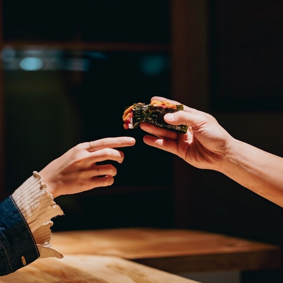 手から手へと直接お渡しする最高のライブ感