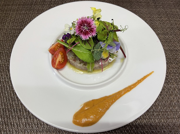 見た目にも美しい料理が地元で大人気