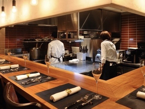 合計9席のカウンター