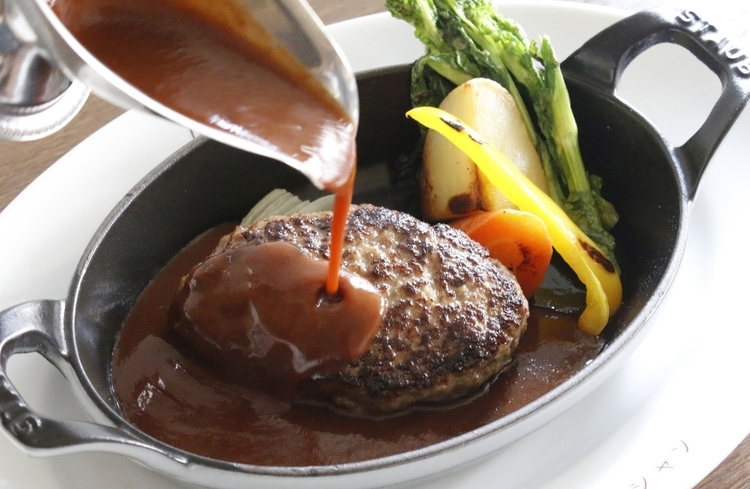 じっくり煮込んだデミグラスソースが名物