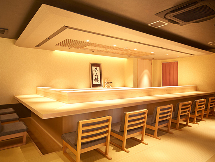 宮大工による和の装いが目を引く空間