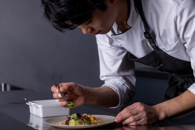 目の前で調理の臨場感を味わえるのも醍醐味