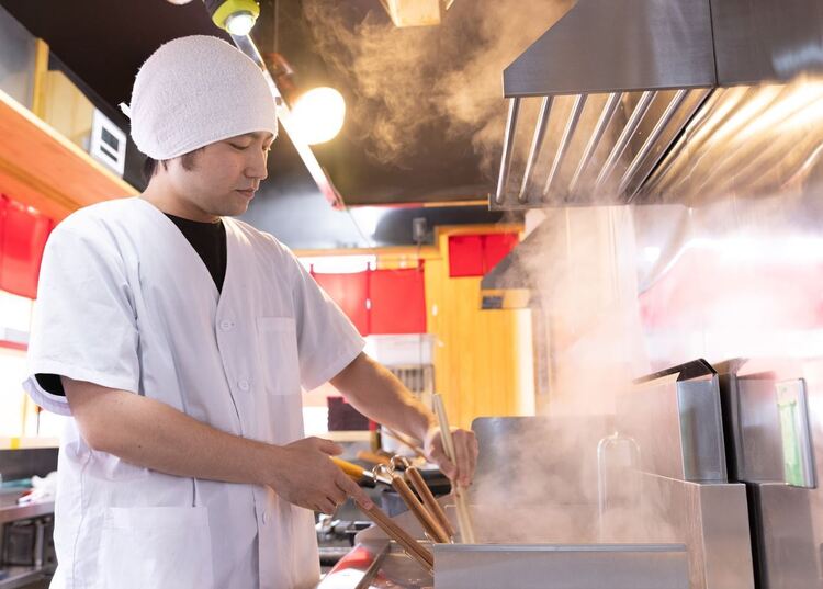 イチから丁寧に仕事を教えていきますよ