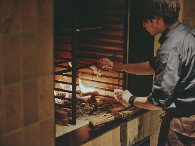 素材の声を聴き、薪火で命を吹き込む。