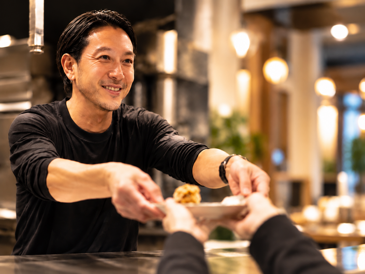 多彩な地鶏料理を楽しめる人気の居酒屋