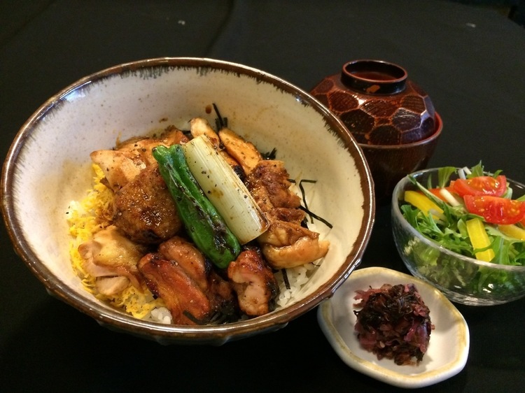 最後の飯の一粒まで飽きさせない鶏丼