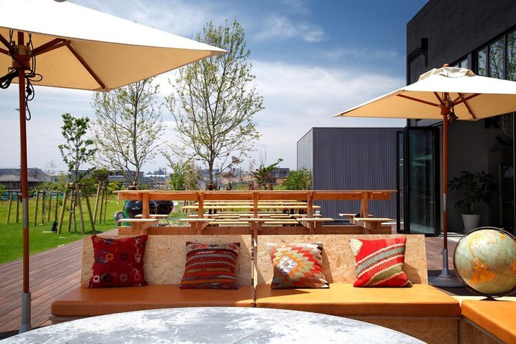 外にはこんな席が、、、！