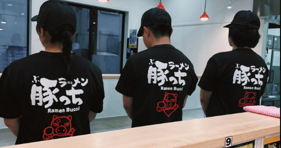 オリジナルキャラの制服も好評です！！