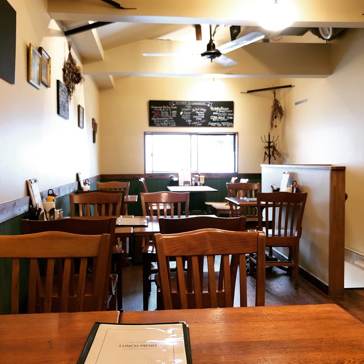 店内は落ち着いた木目調♪