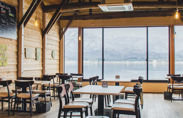 加茂湖と大佐渡山脈を一望できます♪