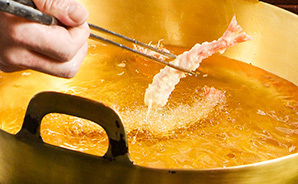 お客様の目の前で天ぷらを揚げるカウンター