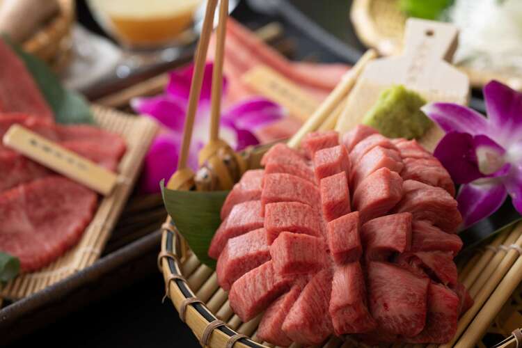 見た目も華やかな極上肉の盛り合わせ（