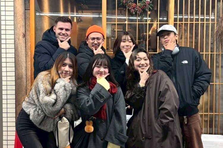 下町のピザ屋らしい陽気なメンバーが勢揃い